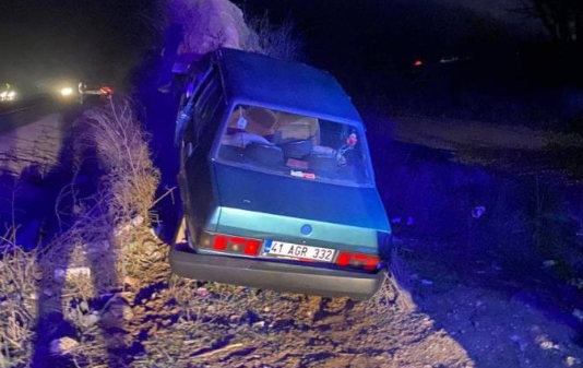 Kum yığıntısına çarptı: 3 kişi yaralı