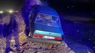 Kum yığıntısına çarptı: 3 kişi yaralı