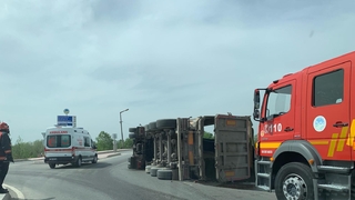 Kum yüklü kamyon devrildi