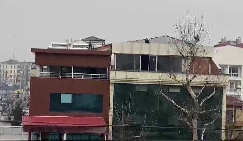 Kumar baskınında çatıdan kaçmaya çalıştılar