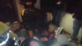 Kumar baskınında pencereden atladı ayağı kırıldı