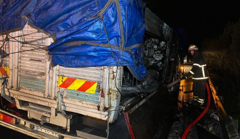 Kumaş yüklü kamyonda yangın çıktı