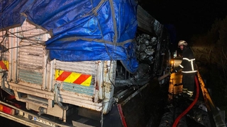 Kumaş yüklü kamyonda yangın çıktı