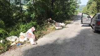 Kurban atıklarını ormana attılar