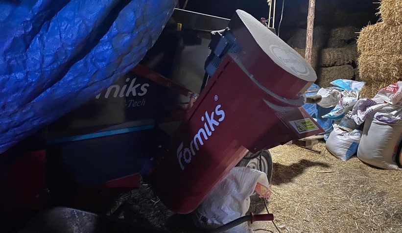 Kurbanlıkları beslemek isterken yem kırma makinesine kapılarak öldü