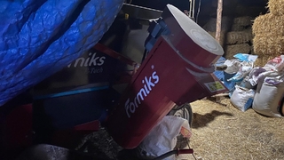 Kurbanlıkları beslemek isterken yem kırma makinesine kapılarak öldü