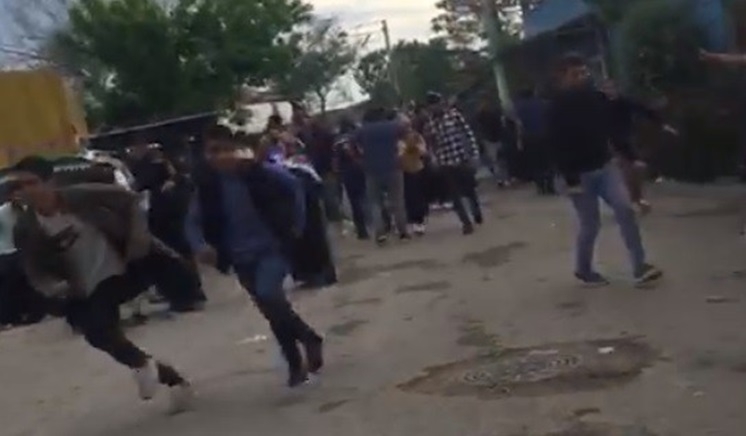 Kurşunların hedefi olmamak için sağa-sola kaçıştılar