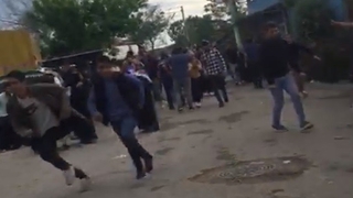 Kurşunların hedefi olmamak için sağa-sola kaçıştılar