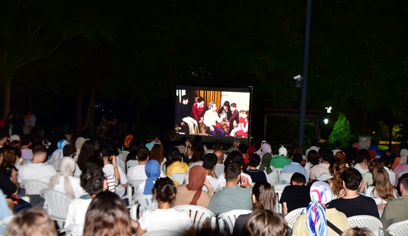 Kampüste açık hava sineması