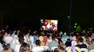 Kampüste açık hava sineması