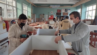 Kütüphanelerin mobilyalarını meslek lisesi öğrencileri üretiyor