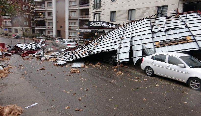Kuvvetli fırtınada çatılar uçtu, araçlar zarar gördü