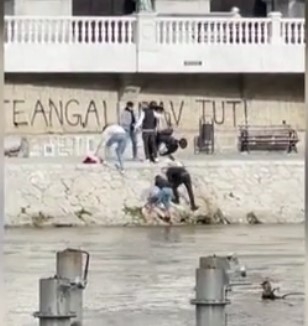 Kuzey Makedonya'da bir kadın, pusetteki bebeğiyle nehre düştü