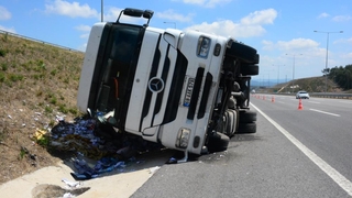Kuzey Marmara Otoyolu'nda tır devrildi