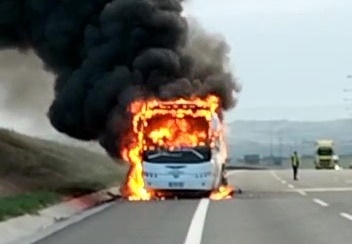 Kuzey Marmara Otoyolu'nda tur otobüsü alev alev yandı