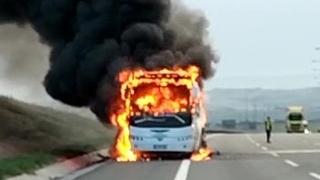 Kuzey Marmara Otoyolu'nda tur otobüsü alev alev yandı