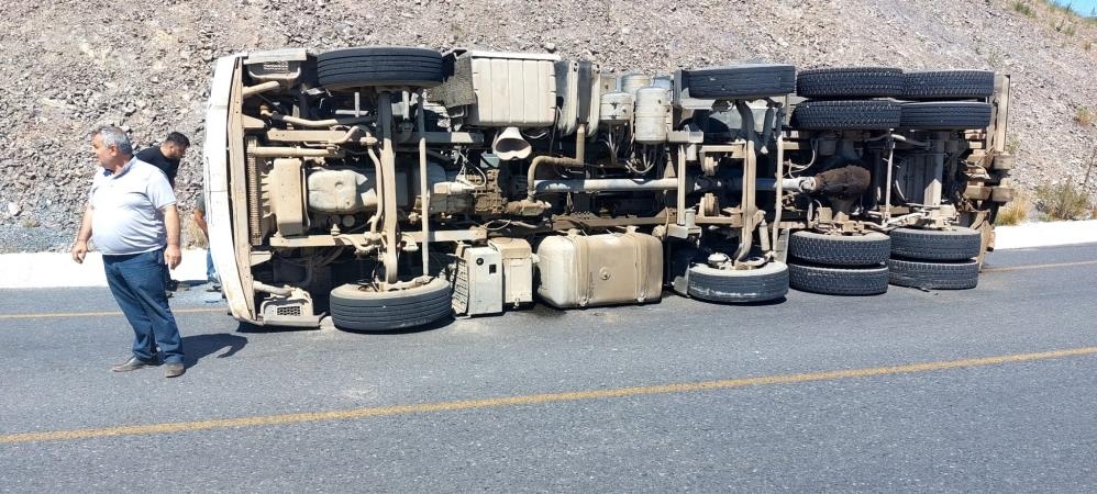 Kuzey Marmara Otoyolu’nda kamyon devrildi