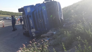 Kuzey Marmara Otoyolu’nda tır devrildi: 1 ölü