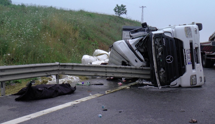 Kuzey Marmara Otoyolu’nda TIR devrildi: 2 ölü