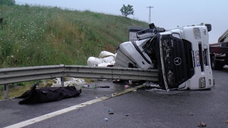 Kuzey Marmara Otoyolu’nda TIR devrildi: 2 ölü