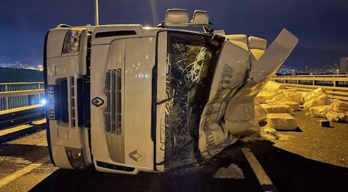 Kuzey Marmara Otoyolu’nda TIR devrildi
