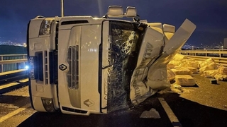  Kuzey Marmara Otoyolu’nda TIR devrildi