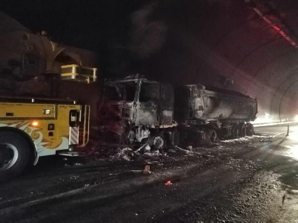 Lastiği alev alan TIR yandı