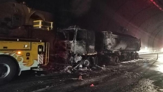 Lastiği alev alan TIR yandı