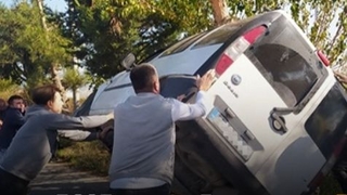 Lastiği patladı, ağaca çarpıp devrildi