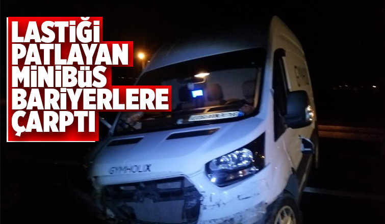 Lastiği patlayan minibüs bariyerlere çarptı