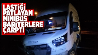 Lastiği patlayan minibüs bariyerlere çarptı