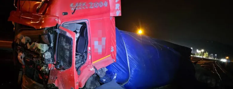 Lastiği patlayan tır kaza yaptı