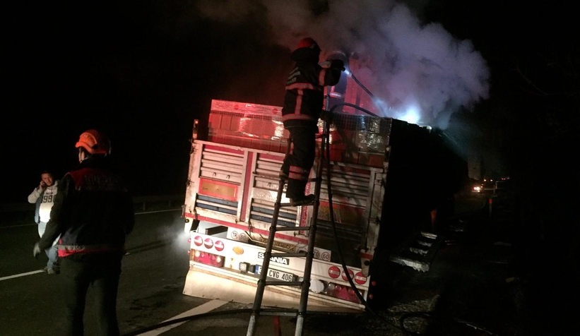 Lastiği patlayan tırın dorsesi alev aldı