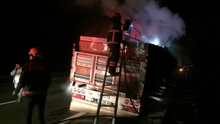 Lastiği patlayan tırın dorsesi alev aldı