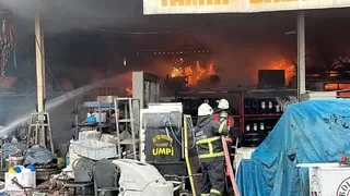 Lastik üretim tesisi alev alev yandı