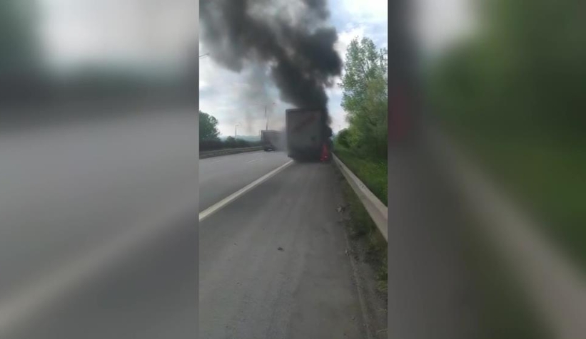 Lastikleri patlayan tır alev alev yandı