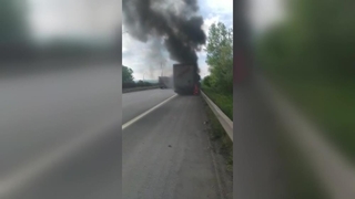 Lastikleri patlayan tır alev alev yandı