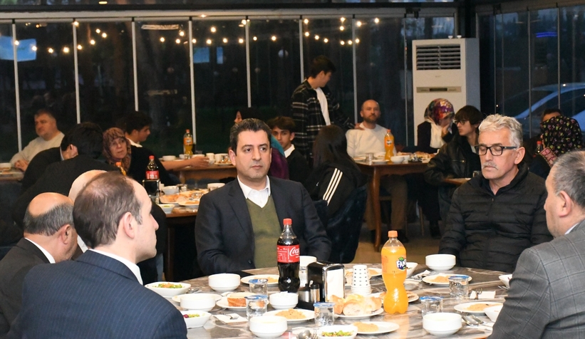 Lise öğrencileri ile iftarda buluştu