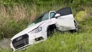 Lüks araç kaza yaptı: 1 yaralı