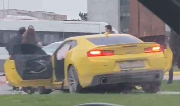 Lüks araç otomobille çarpıştı: 1 yaralı