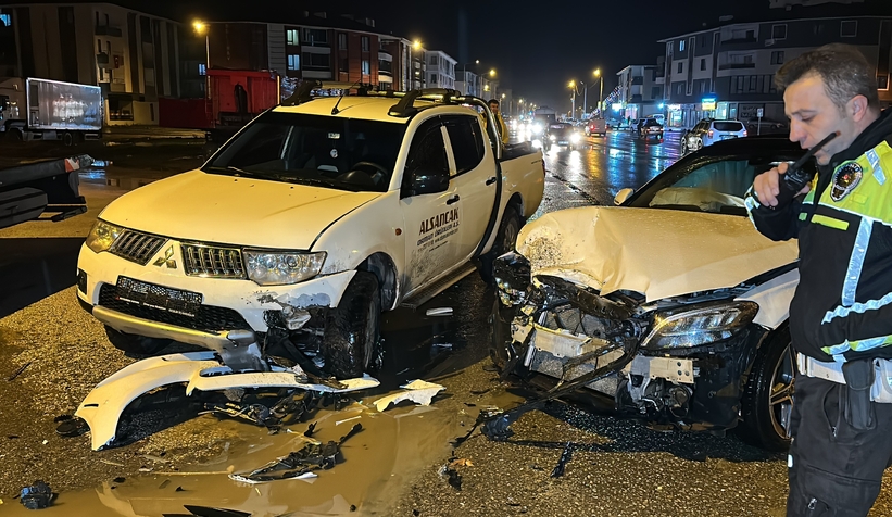 Lüks otomobil pikapla çarpıştı: 1’i çocuk 5 yaralı