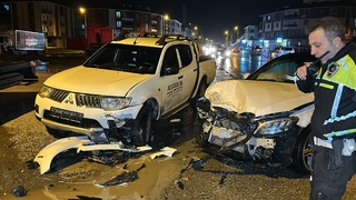 Lüks otomobil pikapla çarpıştı: 1’i çocuk 5 yaralı