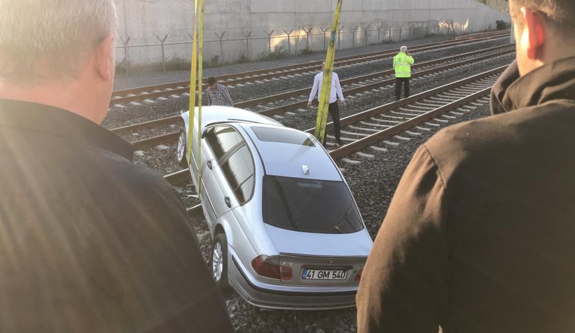 Lüks otomobil raylara uçtu, seferler iptal edildi