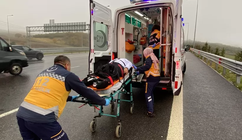 Lüks otomobil tıra çarptı: 2'si ağır 3 yaralı