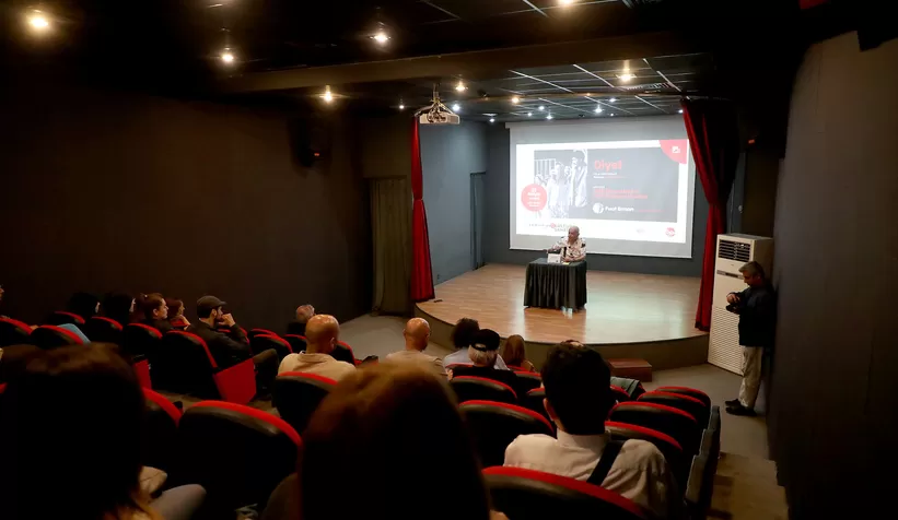 Lütfi Ömer Akad sinemaseverlerle buluştu