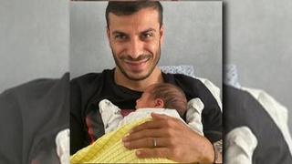 Maç sonrası soluğu bebeğinin yanında aldı