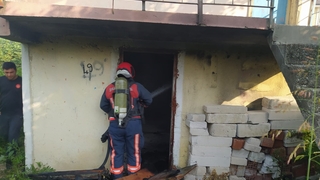 Madde bağımlısı evi ateşe verdi