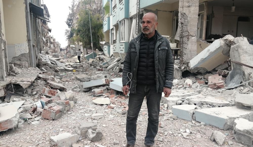 Mahalle yerle bir oldu, geride bir tek muhtar kaldı