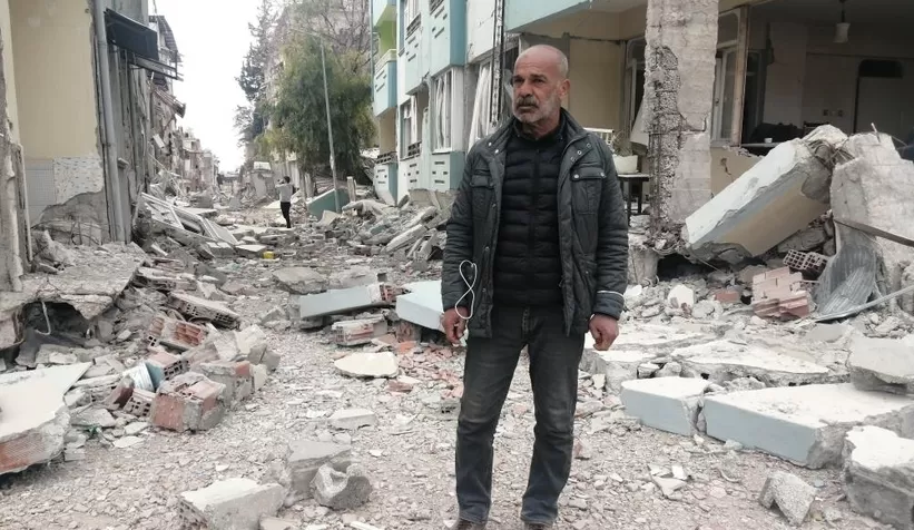 Mahalle yerle bir oldu, geride bir tek muhtar kaldı