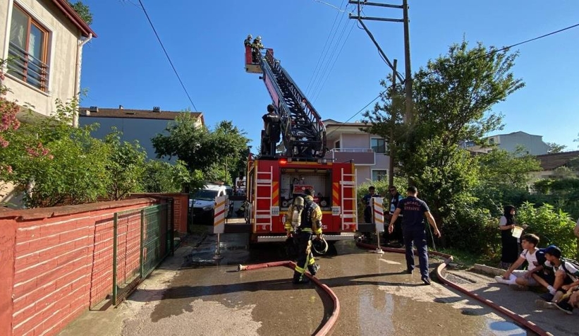 Mahalleli söndürme çalışmalarını meraklı gözlerle izledi